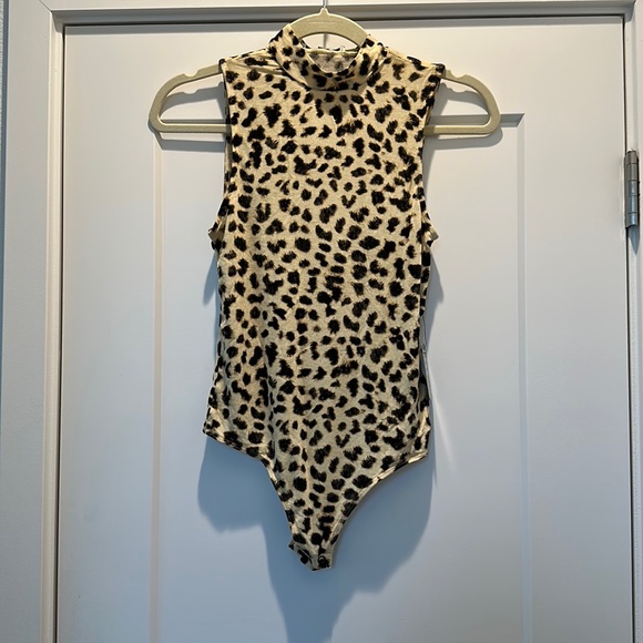 Express mock neck leopard print bodysuit - Picture 2 of 2